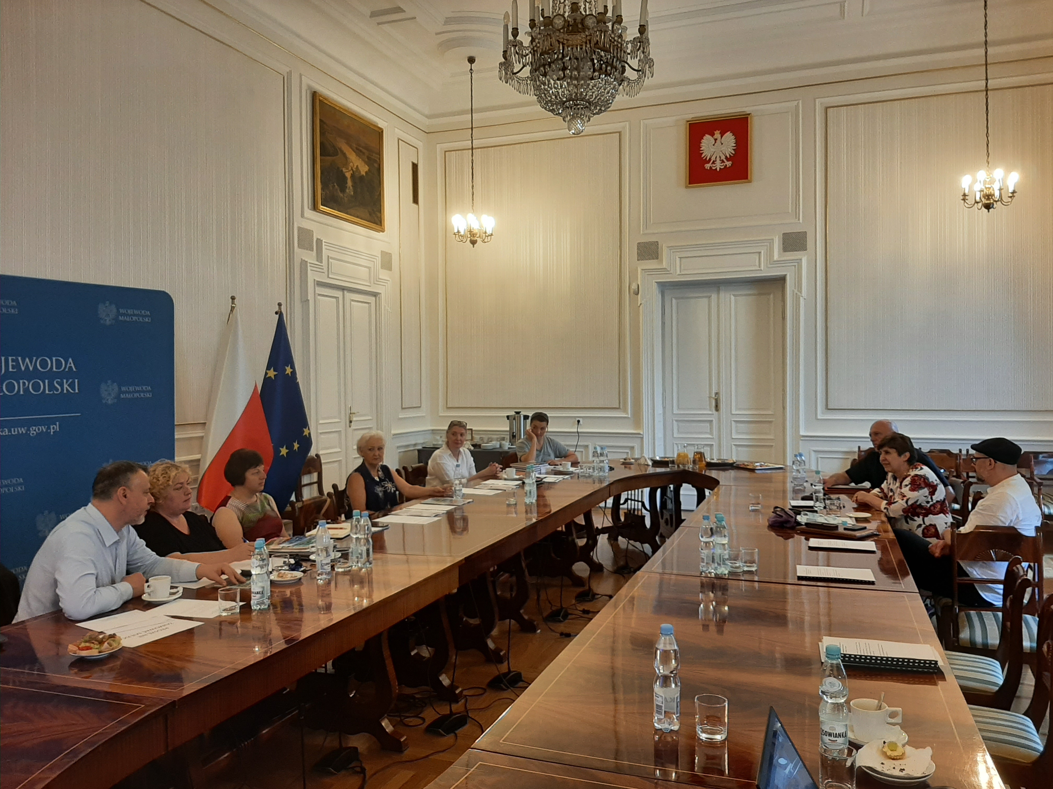 Zdjęcie przedstawia dyskusję między Pełnomocnikiem Wojewody Małopolskiego ds. Mniejszości Narodowych i Etnicznych a przedstawicielami organizacji pozarządowych